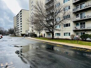 Building Photo - 200 Cove Way