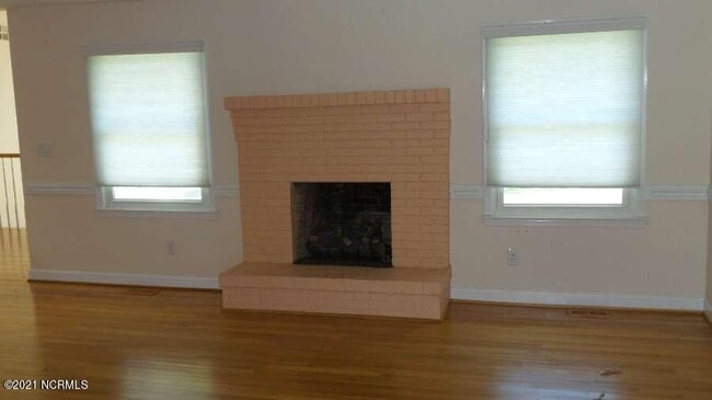 Building Photo - 213 Harbor Dr