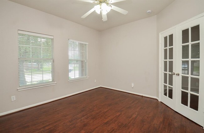 Foto del edificio - 2707 Roaring Oaks Ln
