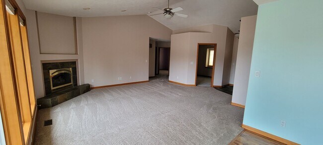 Foto del edificio - HUGE!  4 Bed Family Home in Mead Available...