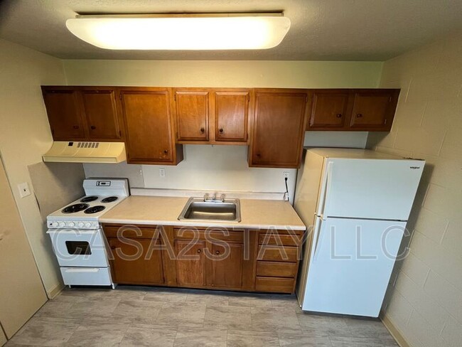 Building Photo - 2165 St Johns Pl
