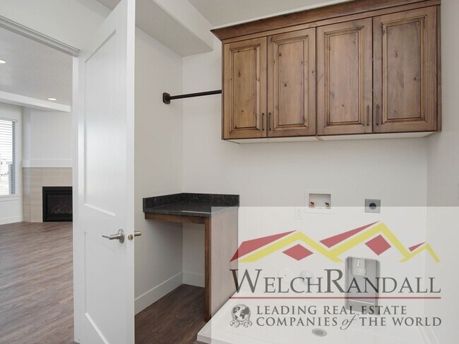 Foto del edificio - Spacious 3 Bed 2.5 Bath Townhome in West H...