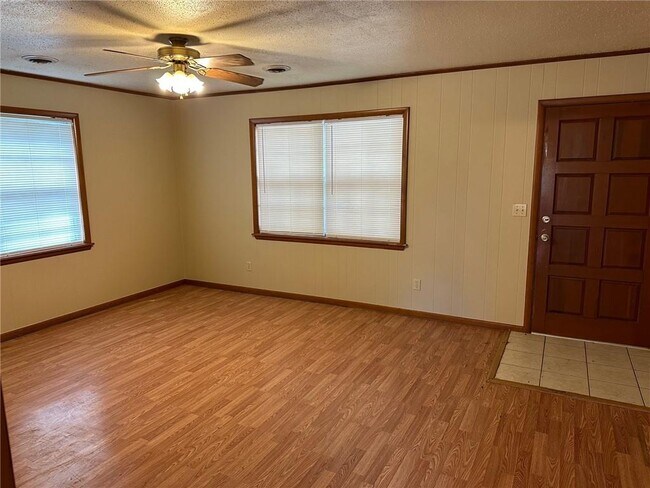 Building Photo - 1140 Paradise Ln