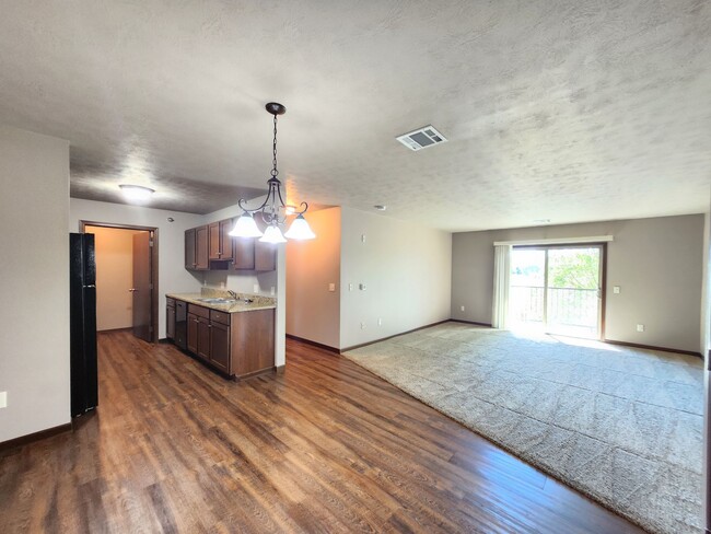 Building Photo - PRAIRIE POINTE APARTMENTS