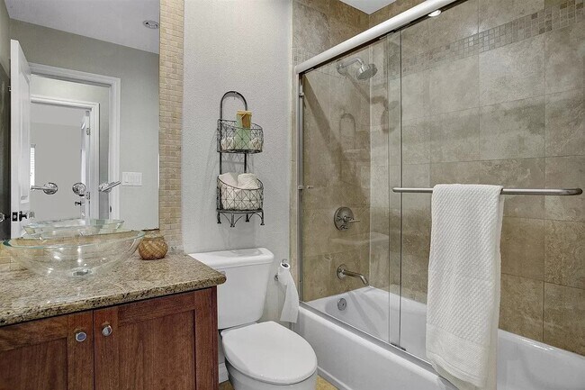 Baño de invitados - 2319 Curlew St