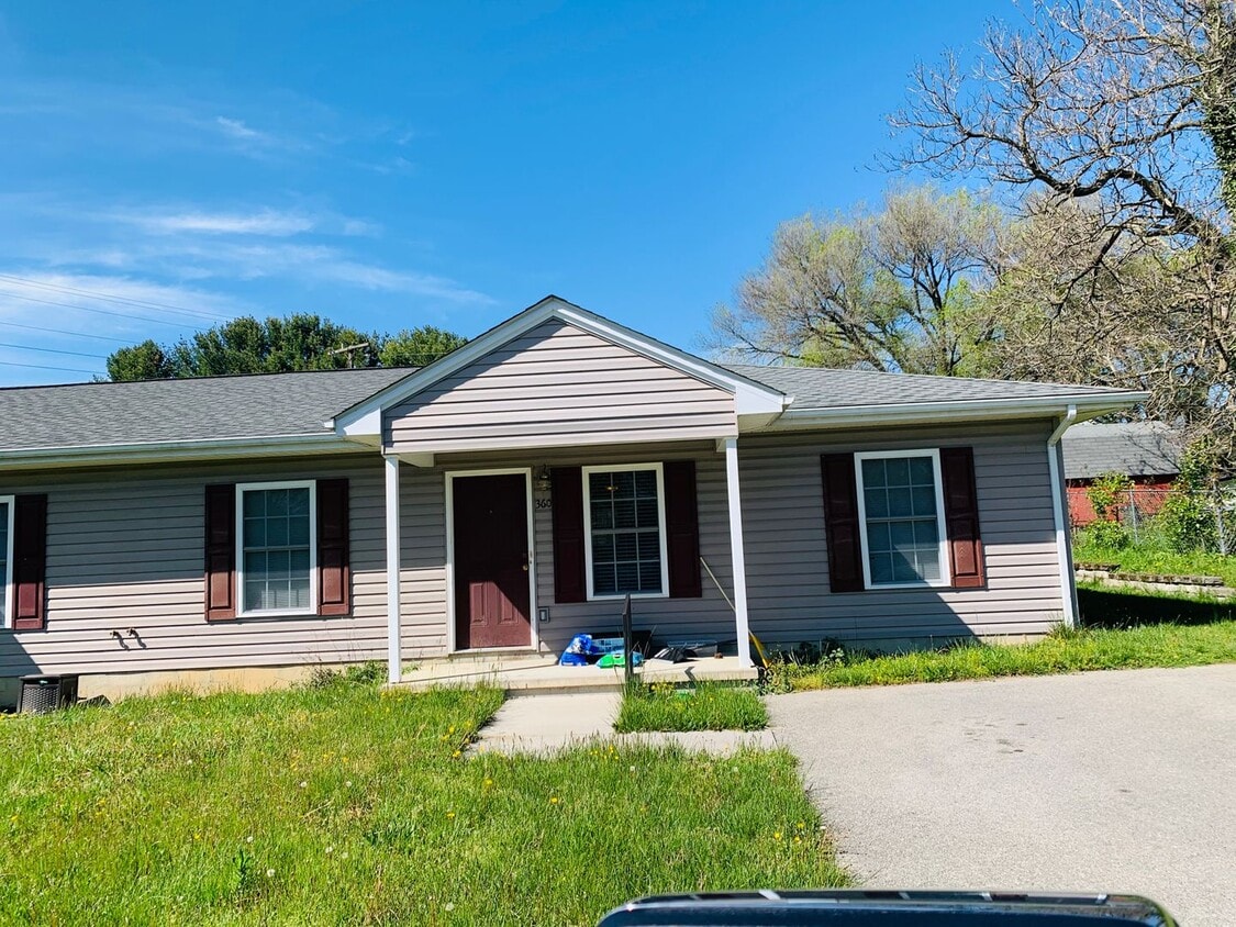 Foto principal - 3 Bedroom 2 Bath Duplex