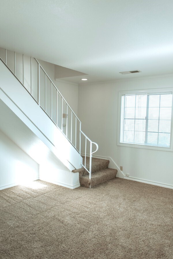 Building Photo - Super Cute Duplex for Rent
