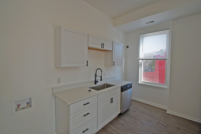 Building Photo - 126 E 11th St