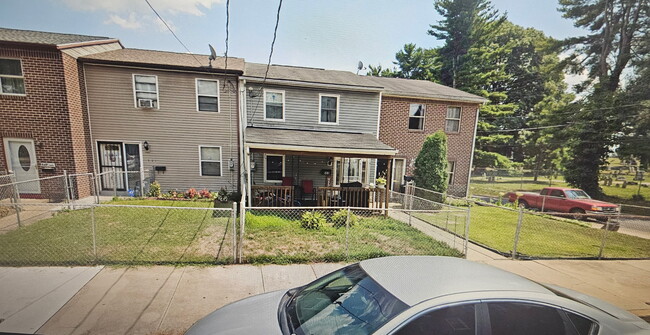 Building Photo - 553 Woodward St