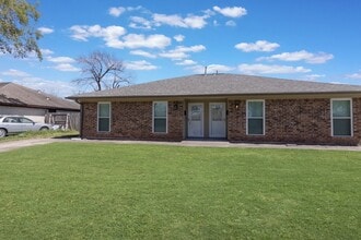 Building Photo - 1009 Cedar St
