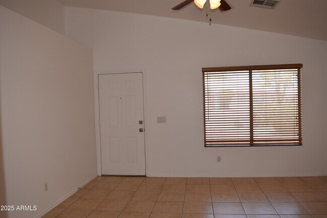 Foto del edificio - 15951 W Young St