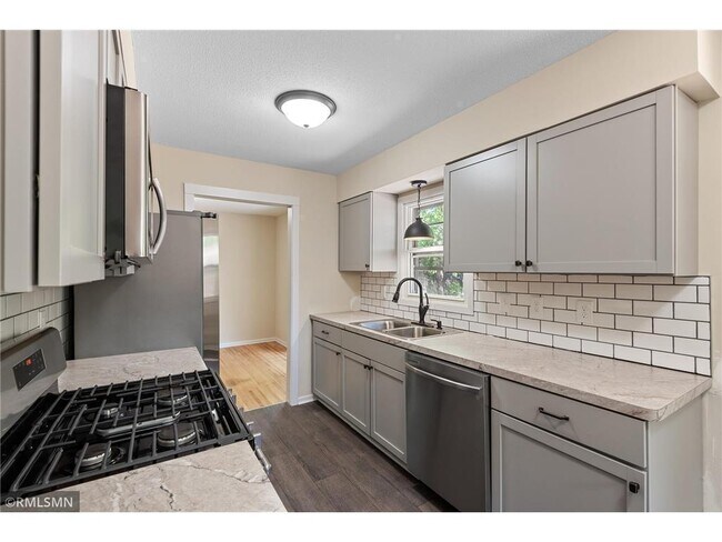 Foto del edificio - 530 Orchid Ln N
