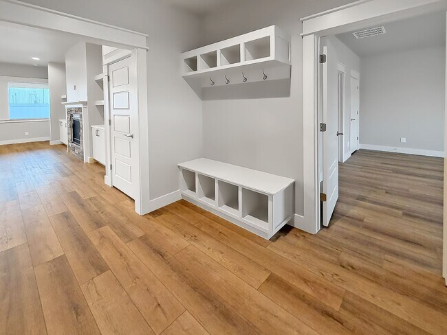 Foto del edificio - Brand New 4-Bedroom Home in Pheasant Meadows with 3-Car Garage Near Shopping and Dining