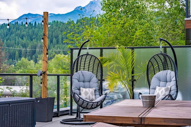 Building Photo - 901-907 7 St N