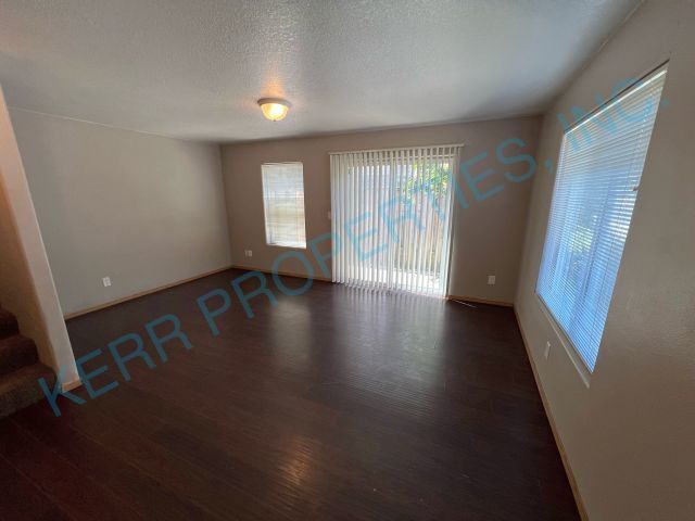 Building Photo - FREE RENT! Beautiful 2 bedroom duplex loca...