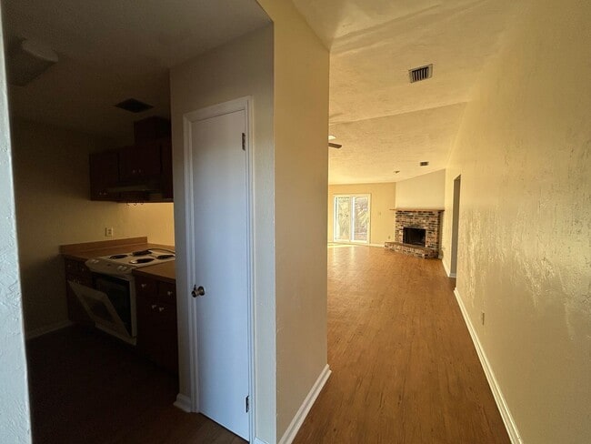 Building Photo - Spacious 2 bedroom! BRAND NEW PAINT AND FLOORING