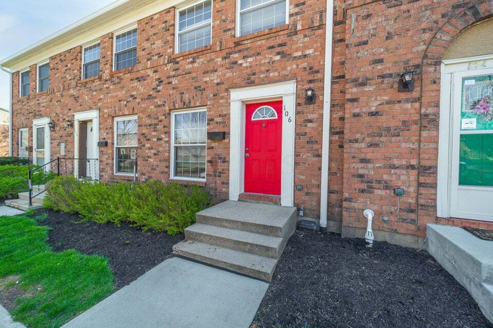 Primary Photo - 106 Tarryton Ct E