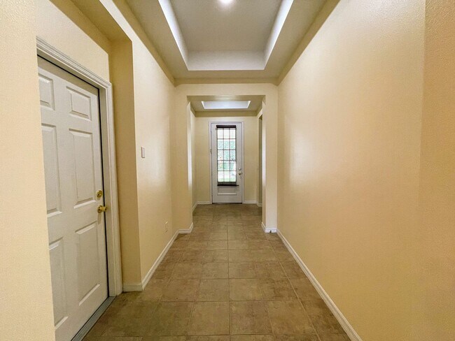 Building Photo - Spacious 4-Bedroom Home in a Sought-After ...