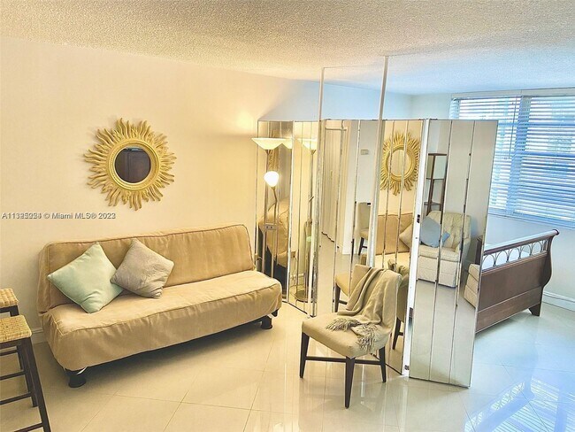 Building Photo - 999 Brickell Bay Dr