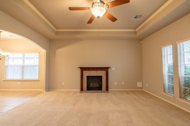 Building Photo - Beautiful 3 bed / 2 bath in New Tulsa!
