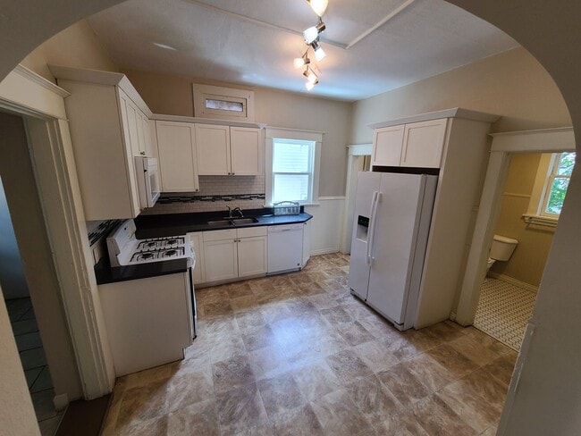 Building Photo - Sherwood Duplex and House