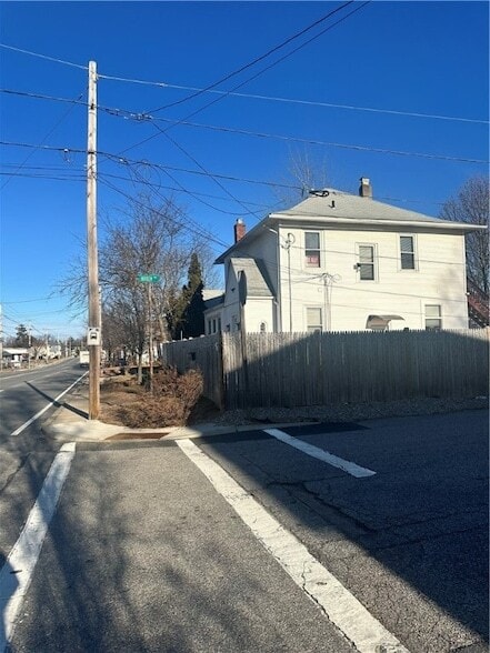 Building Photo - 532 Post Rd