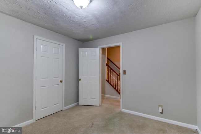 Foto del edificio - 104 Sterling Ct