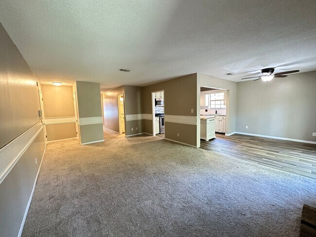 Building Photo - 2 bedroom 2 bath condo w/ balcony & garage...