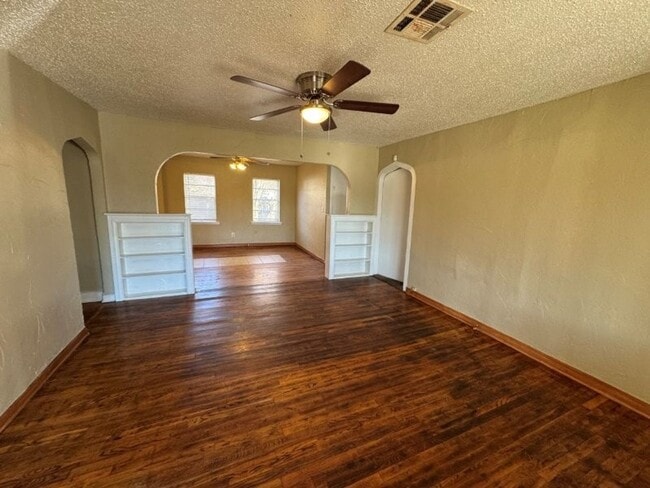 Foto del edificio - 3 bed 2 bath 1 car carport, new paint, wood floors, ready for move in!