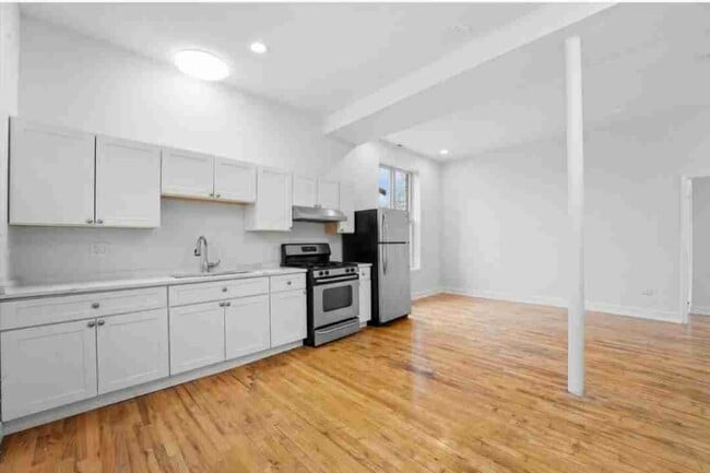 Building Photo - 1309 S Komensky Ave