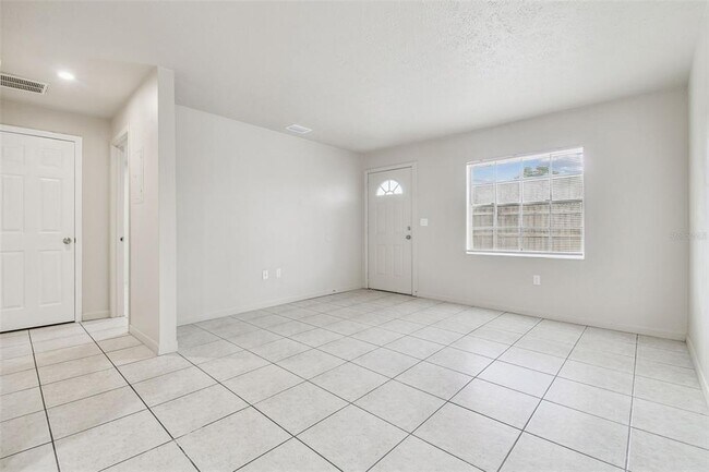 Building Photo - 923 E Lotus Ave