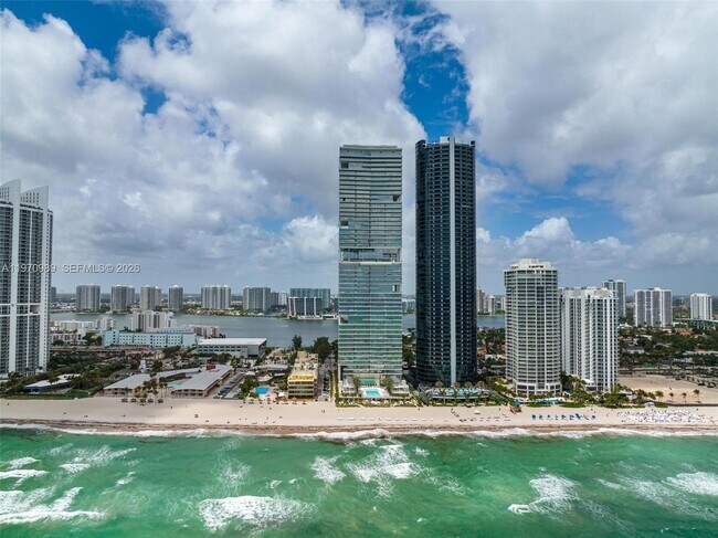Foto del edificio - 18501 Collins Ave