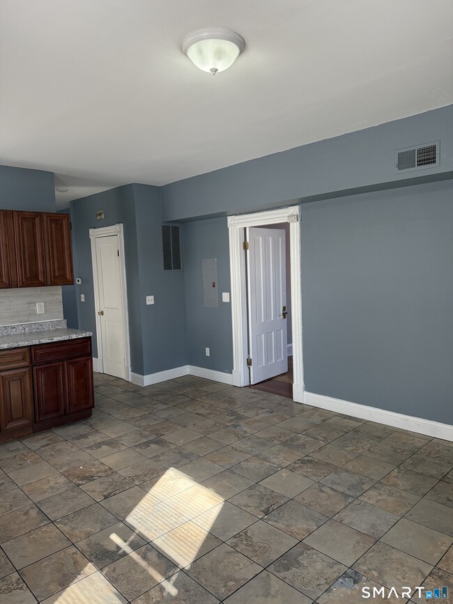 Building Photo - 94 Hungerford St