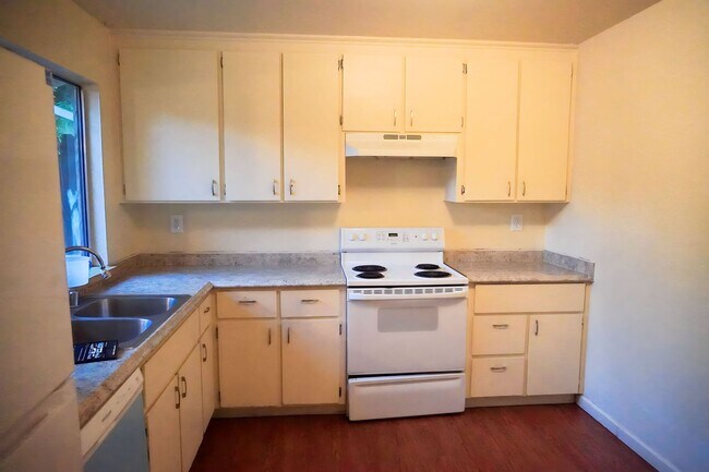 Foto del edificio - Spacious 3 Bedroom, 1 Bathroom House With ...