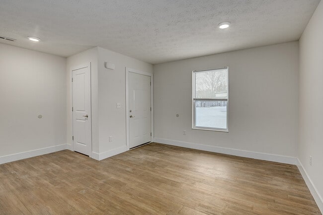 Building Photo - 702 Courtyard Ln