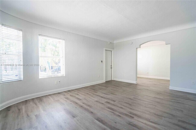 Foto del edificio - 7610 Byron Ave