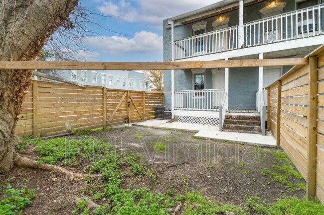 Building Photo - 731 W 38th St