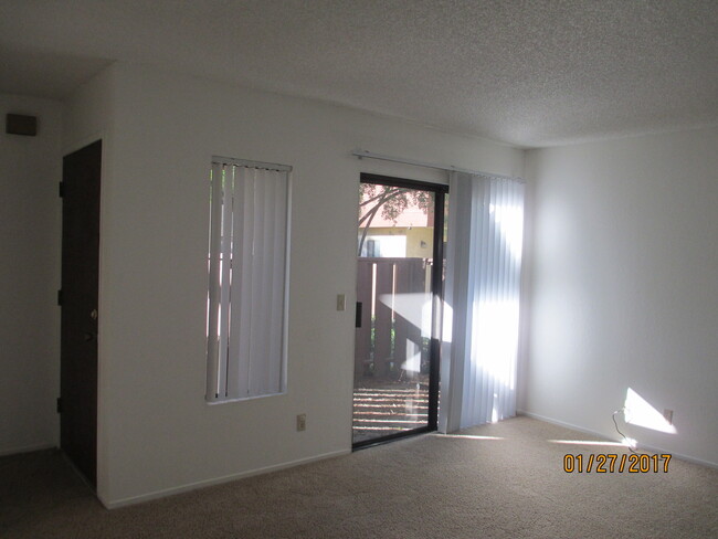 Building Photo - East Side Townhouse