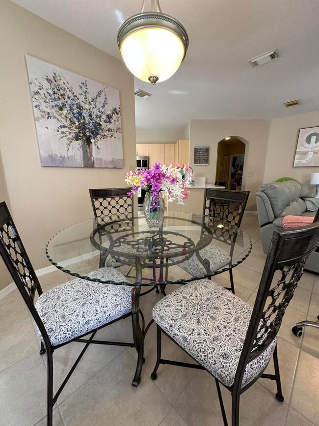 Building Photo - 112 SW Peacock Blvd