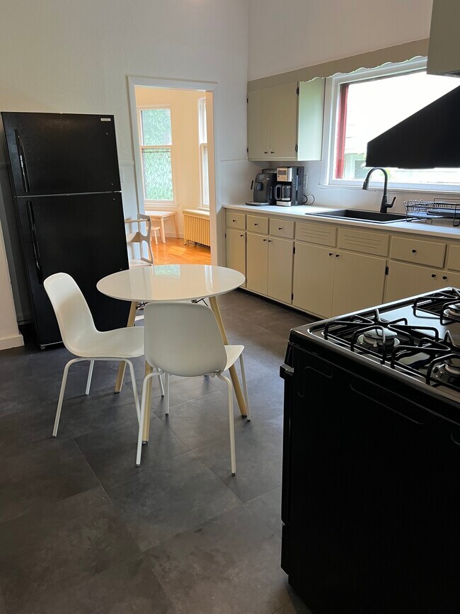 Building Photo - 1126 Jefferson St NE