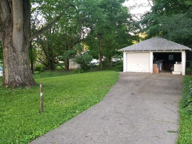 Building Photo - 420 N Main St