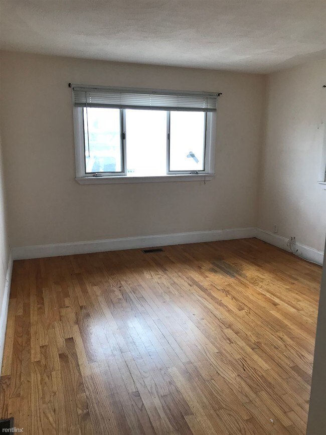 Building Photo - 3 br, 1 bath House - 38 Robin St