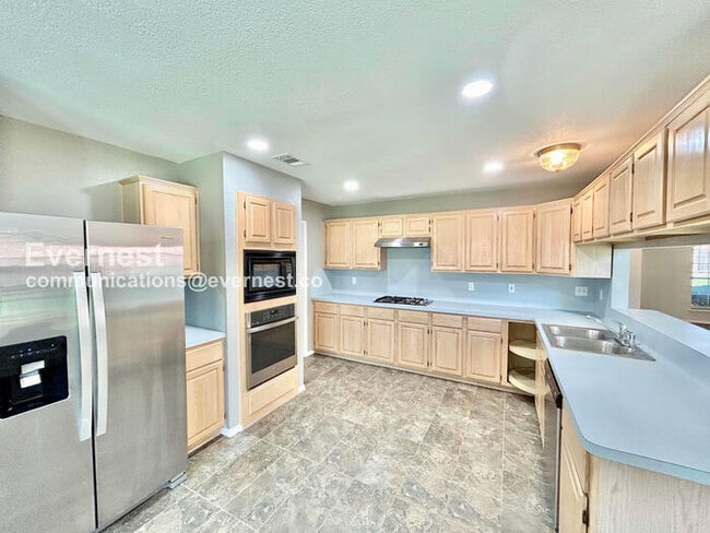 Building Photo - 3 Bed, 2 Bath with Fenced Yard & Garage / Pet-Friendly / Available Now!
