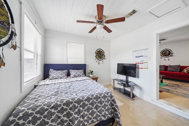 Building Photo - 8041 Howard Dr