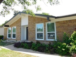Building Photo - 10100 Woodglen Dr