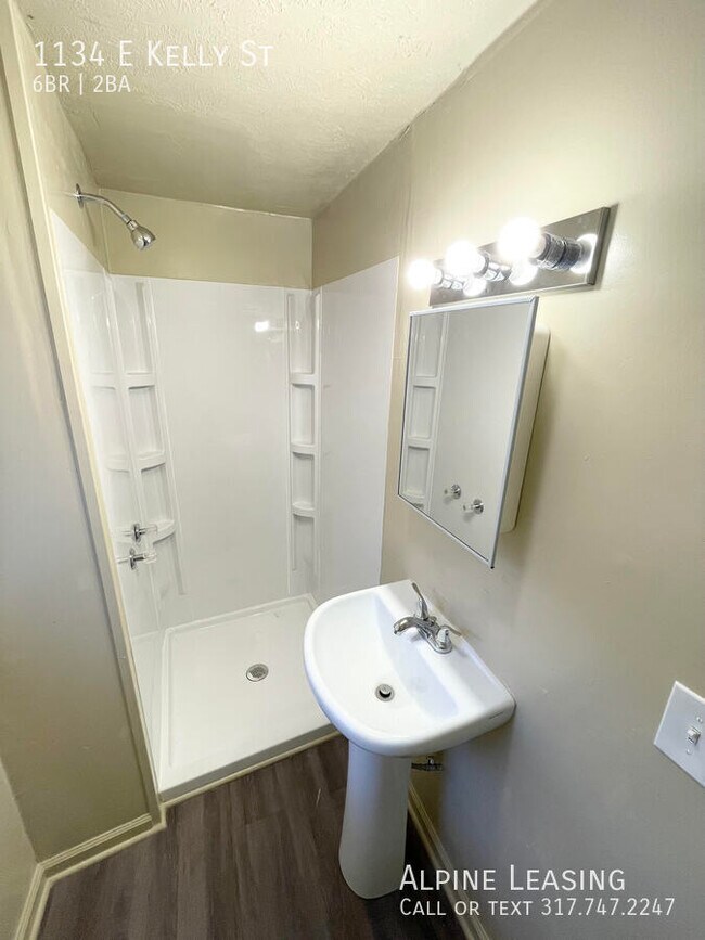 Foto del edificio - conveniently located around the corner fro...