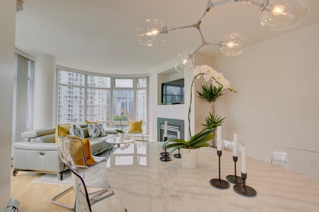 Building Photo - 1099 Marinaside Crescent