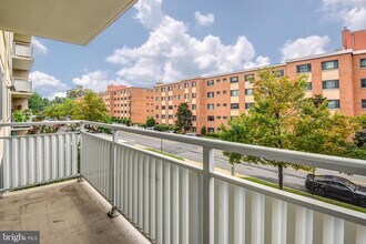 Building Photo - 1301 S Arlington Ridge Rd