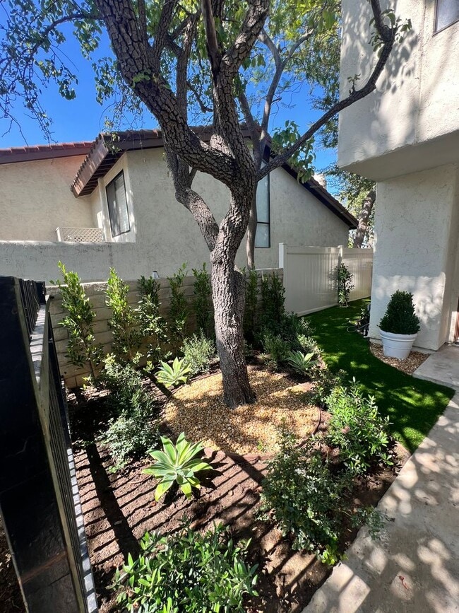 Building Photo - Thousand Oaks - 3 bedroom, 2.5 bath in the...