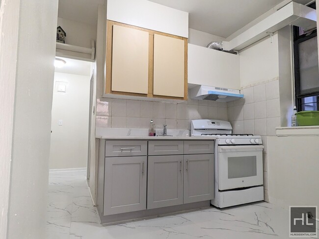 Building Photo - Huge renovated apartment 34 ROAD